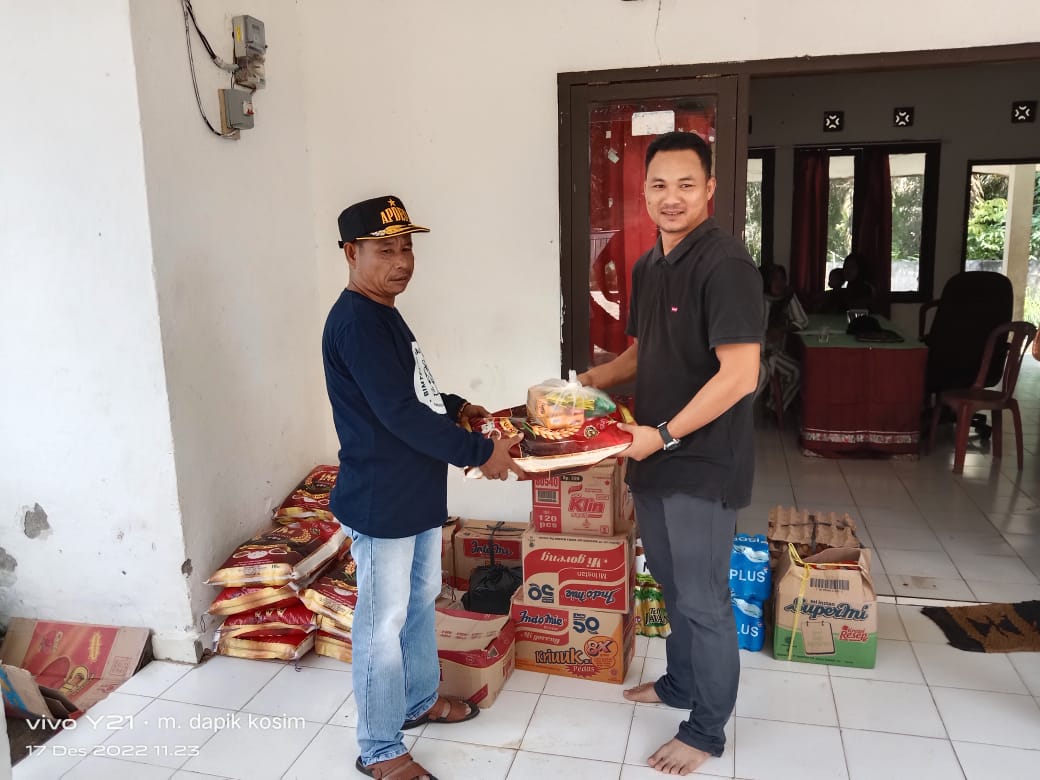 Kades Bukit Selabu Serahkan Bantuan Peduli Kebakaran Desa Talang Leban