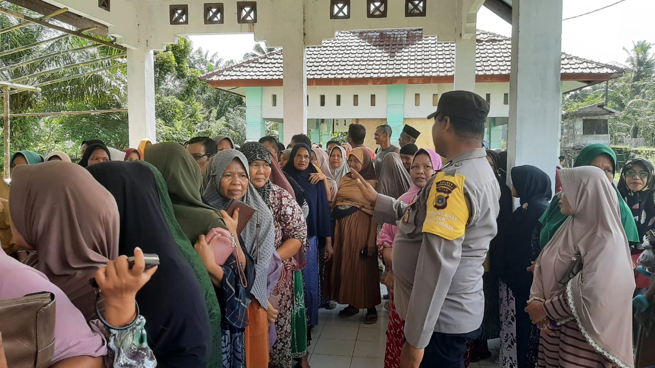 Bhabinkamtibmas dan Babinsa 08 Arongan Lambalek Lakukan Pengamanan Pasar Murah di Suak Bidok