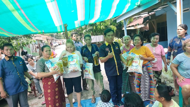 Peduli Natal Antonius Tumanggor Bersama Tim Sopo ATRestorasi Bersatu Bagikan Sembako Kepada STM Maduma di Kecamatan Medan Barat