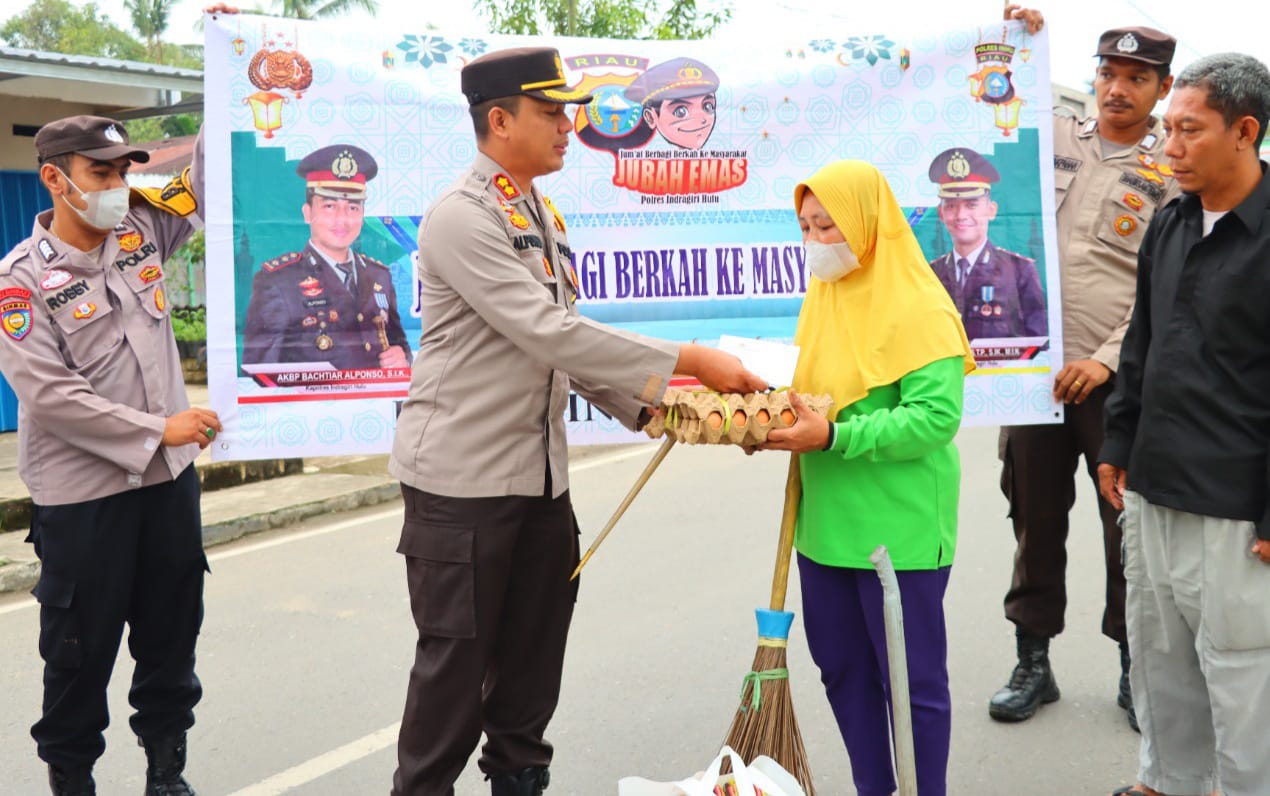 Peringatan Hari Ibu, Polres Inhu Serahkan Bantuan 