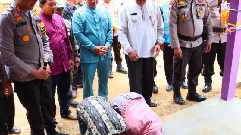 Kapolres Inhu Riau Serahkan Kunci Rumah Program Bersih Ke-11, Penerima Menangis Haru