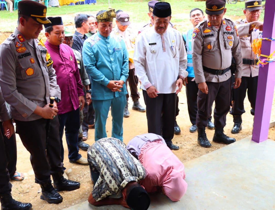 Kapolres Inhu Riau Serahkan Kunci Rumah Program Bersih Ke-11, Penerima Menangis Haru