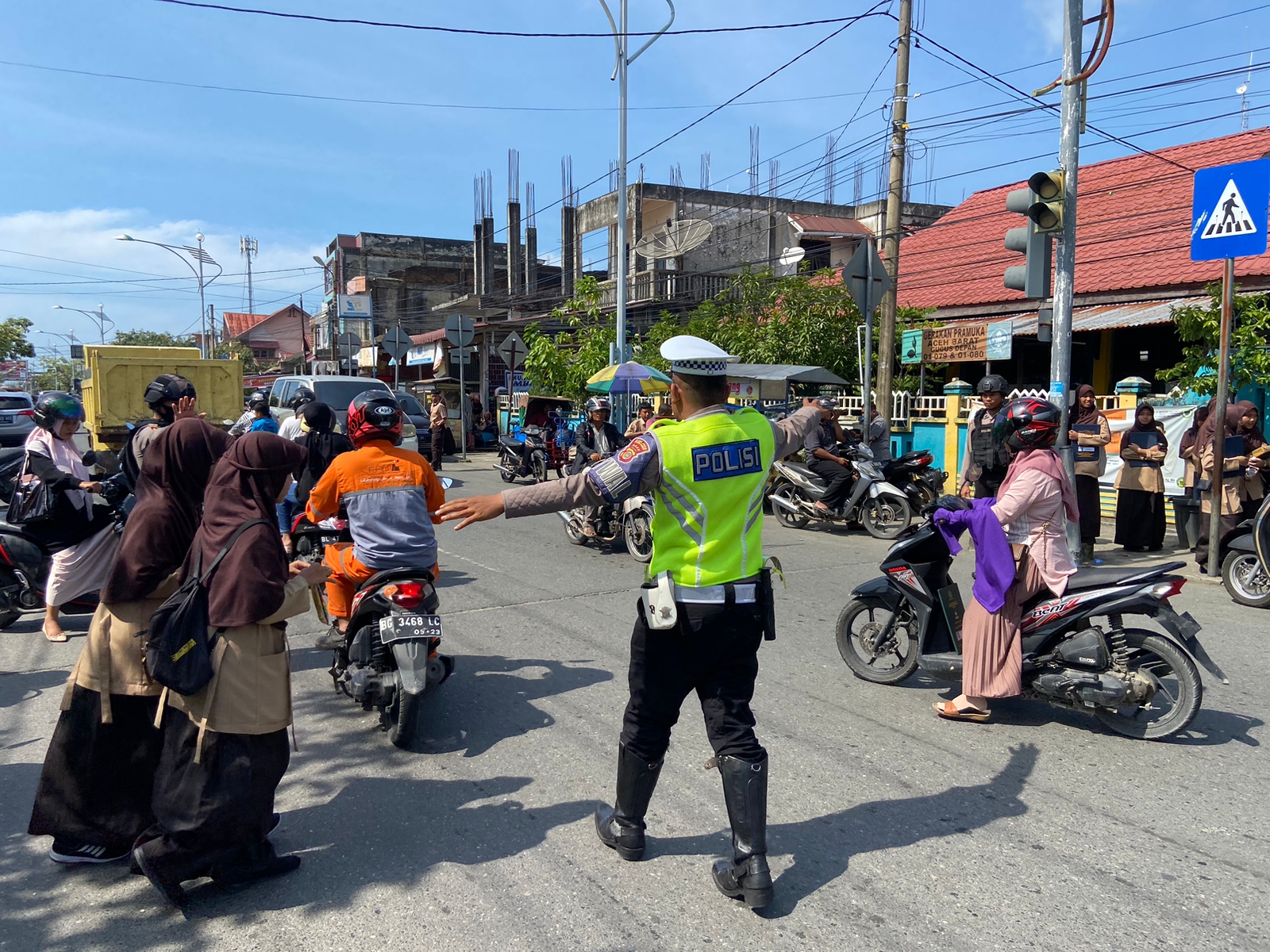 Sat Lantas Polres Aceh Barat Lakukan Pengaturan Lalu-lintas Antisipasi Kemacetan