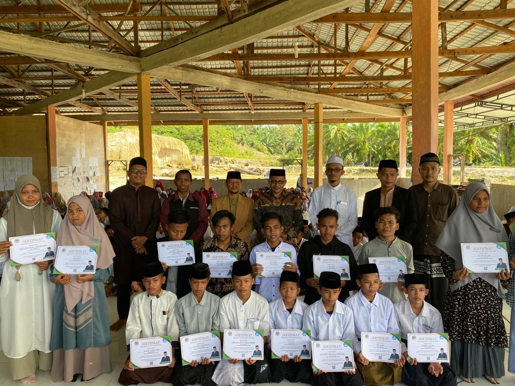 Haji Uma Serahkan Sertifikat Beasiswa PIP Di Pesantren Darur Rasyid