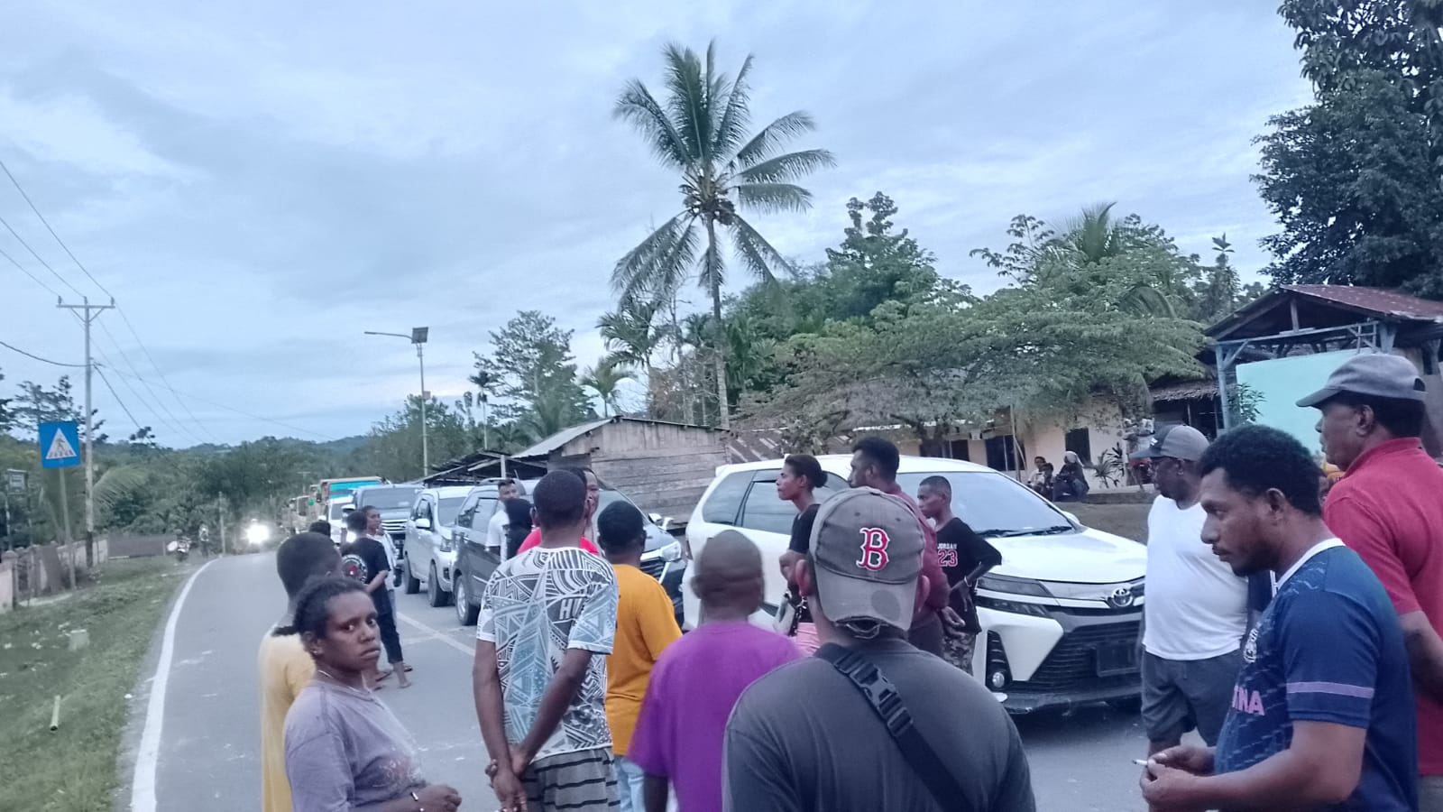 Ruas Jalan Utama Sorong Tujuan Maybrat, Sorsel Dipalang Akibat Kecelakaan Dikampung Malabolo