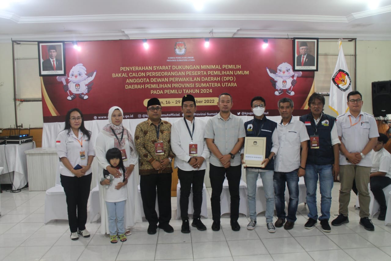 Tim UAS Antarkan Darwis H Harahap Serahkan Syarat Dukungan Balon DPD RI ke KPU Sumut