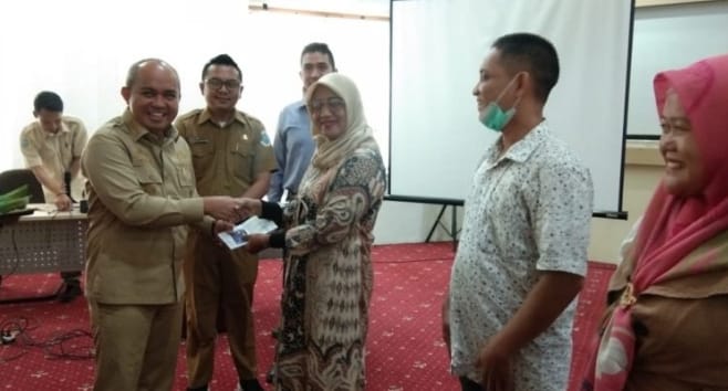 Maulan Aklil Serahkan Bantuan Permodalan Kepada150 Pelaku Usaha Mikro di Pangkalpinang