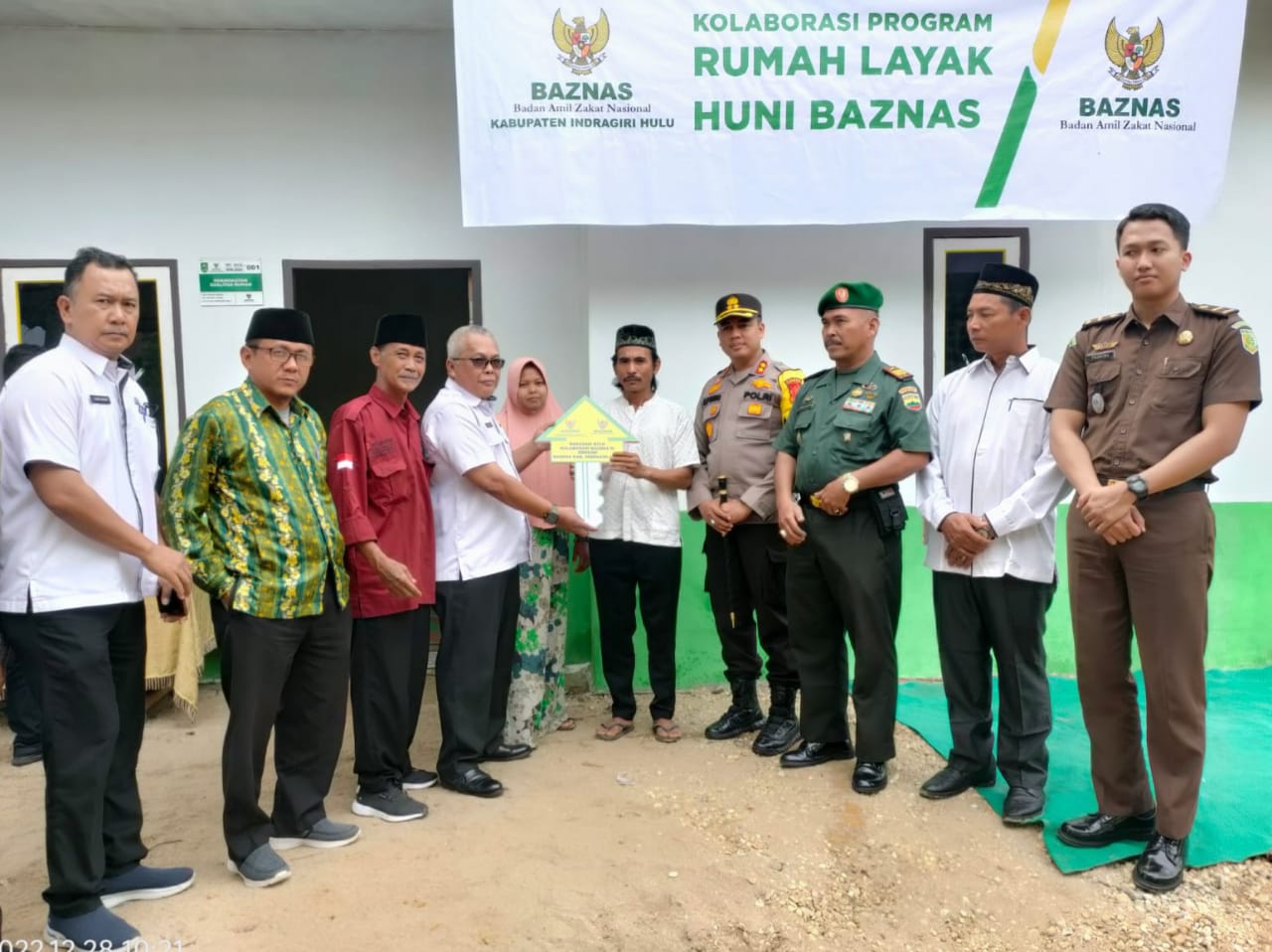 Pemkab Inhu Serahkan Secara Simbolis  RLH Bagi Warga Penghasilan Rendah