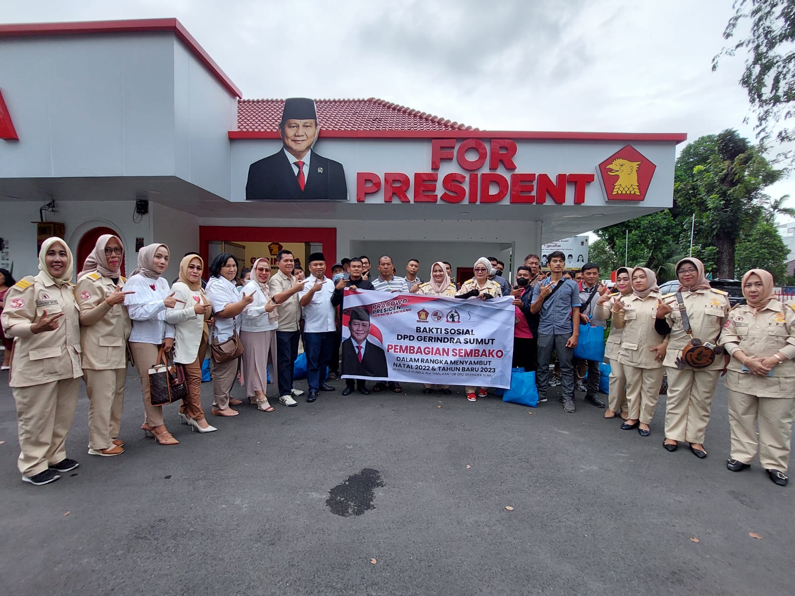 Bagikan Paket Sembako, Gerindra Sumut Ajak Ratusan Buruh Menangkan Prabowo