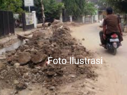 Ancam Keselamatan  Pengendara Sepeda Motor, Warga Minta Dinas PU Medan Segera Bersihkan Tanah Galian Proyek U-Ditch