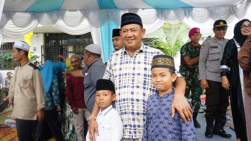 Plt Bupati Langkat Serahkan 150 Paket Sembako untuk Guru Ngaji se-Teluk Aru