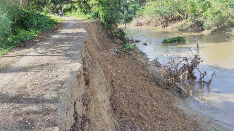 Akses Jalan Beberapa Kampung Nyaris Putus Akibat Tergerus Aliran Banjir Krueng Pase