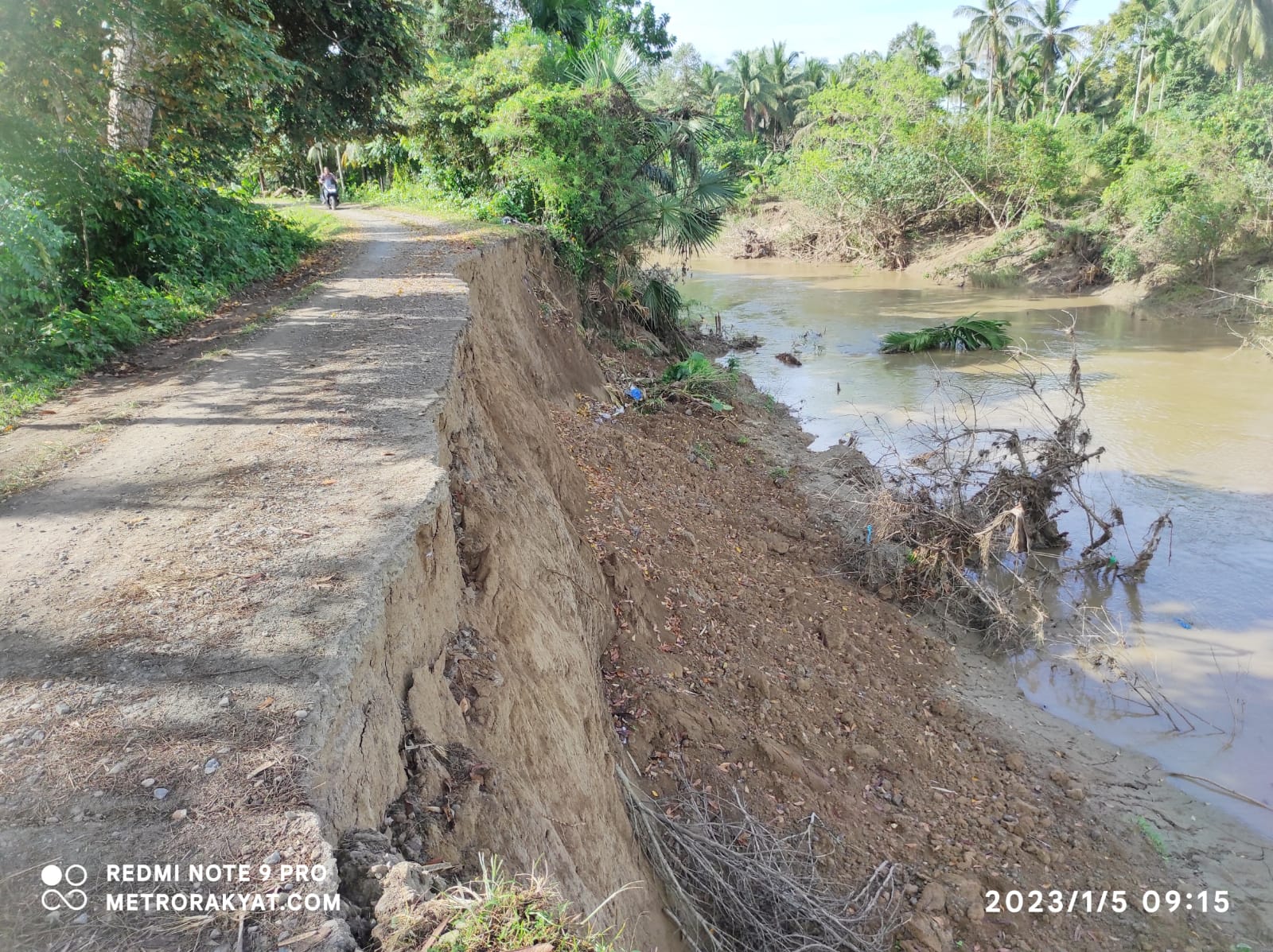 Akses Jalan Beberapa Kampung Nyaris Putus Akibat Tergerus Aliran Banjir Krueng Pase