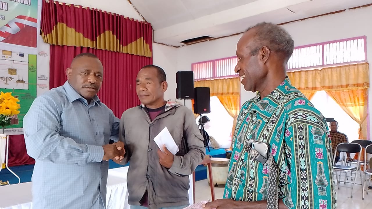 Melalui Perayaan Natal dan Lepas Sambut, Komunitas YAMAWA Serahkan Uang Rp.30.100.000 Ke GPI Jalan Suci Kambufatem