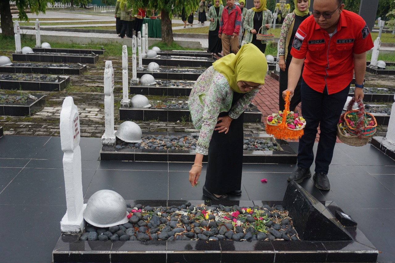 Ibu ibu (Pipas) Kementrian Hukum Tabur Bunga di Makam Pahlawan Palembang