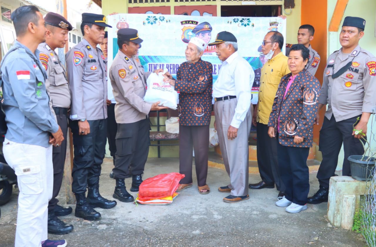 Anak, Cucu dan Pejuang 5 Januari Terima Program Jubah Emas Polres Inhu
