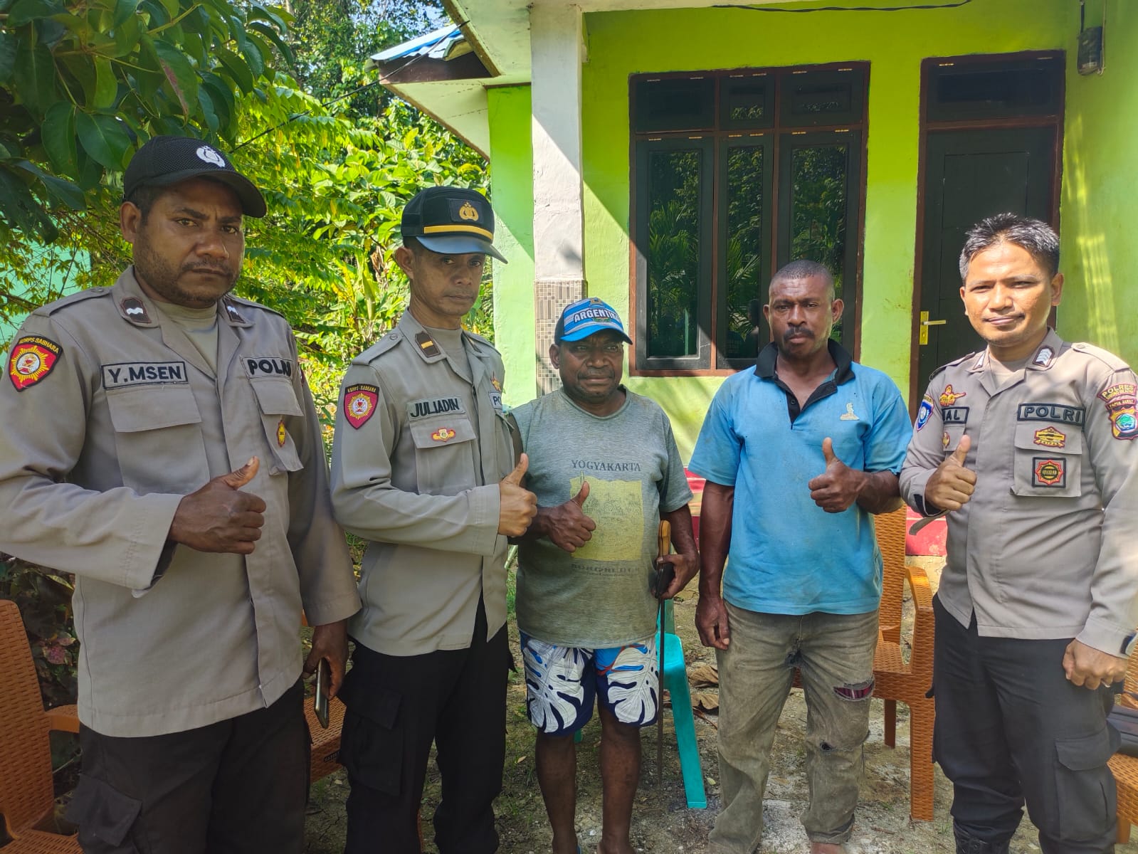 Wakapolsek Teminabuan Curhat Dengan Masyarakat Srer Guna Mendengar Langsung Kebutuhan Masyarakat Terkait Kantibmas
