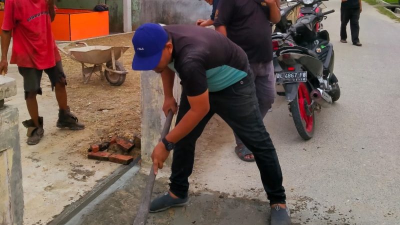 Warga Alue Dua Bakaran Bate Gotong Royong Bersihkan Mushola Dusun Mekar Indah