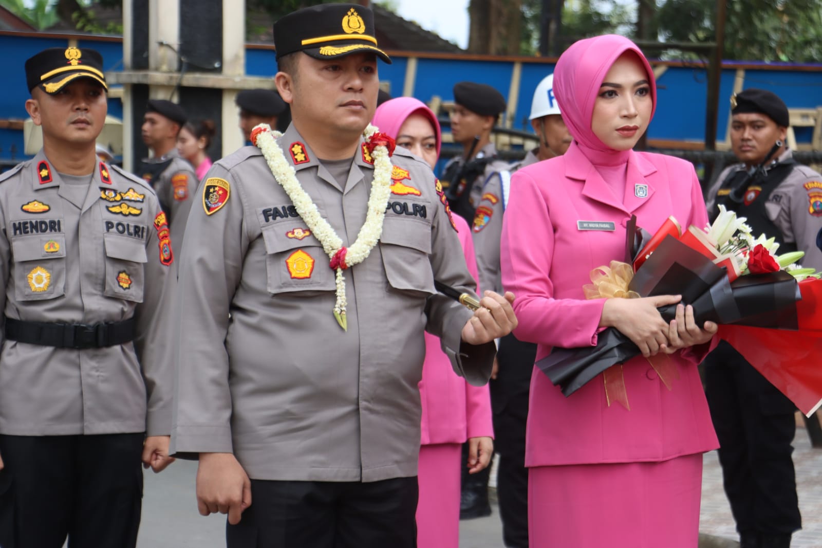 AKBP Faisal Simatupang Masuki Mapolres Langkat Disambut Tarian Melayu Serta Pemasangan Tanjak