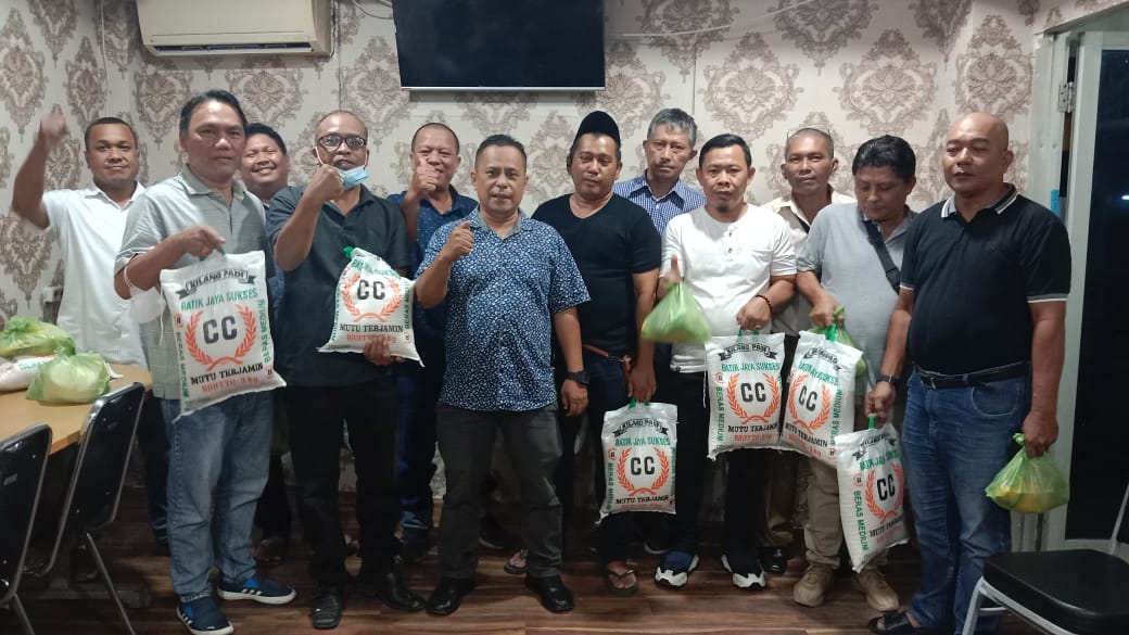 Syukuran Ruang Pers Baru, Ketua Koordinator wartawan DPRD Medan Bagikan Puluhan Paket Sembako