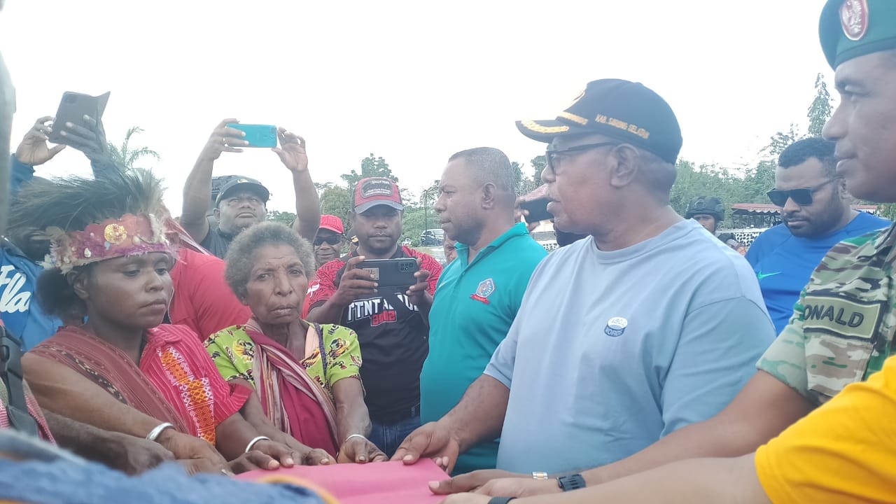 Masyarakat Tanpal Batas Kampung Botain Sorong Selatan Menangis Karena Tidak Mau Masuk Kabupaten Sorong