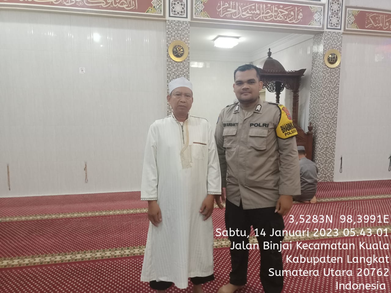 Ciptakan Sinergitas Ditengah Masyarakat Polsek Kuala Polres Langkat Laksanakan Sholat Subuh Berjamaah Di Mesjid Al Ihsan