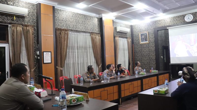 Kapolres Langkat Polda Sumut Nonton Bareng Pagelaran Wayang Orang Secara virtual di Aula Wirasatya