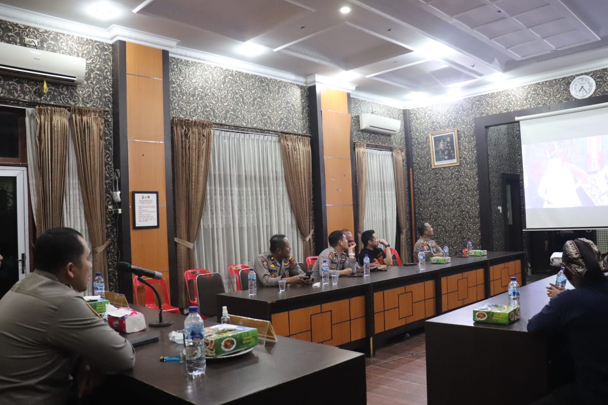 Kapolres Langkat Polda Sumut Nonton Bareng Pagelaran Wayang Orang Secara virtual di Aula Wirasatya