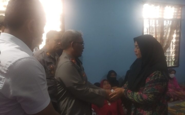 Kapolsek Medan Area Beserta Staff Melayat Kerumah Duka Mertua Dari Aiptu Panca Winata