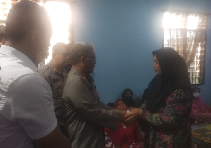 Kapolsek Medan Area Beserta Staff Melayat Kerumah Duka Mertua Dari Aiptu Panca Winata