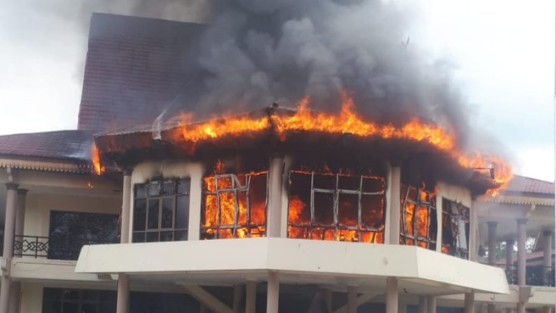 Sijago Merah  Berkobar, Kantor DPRD Inhu Terbakar