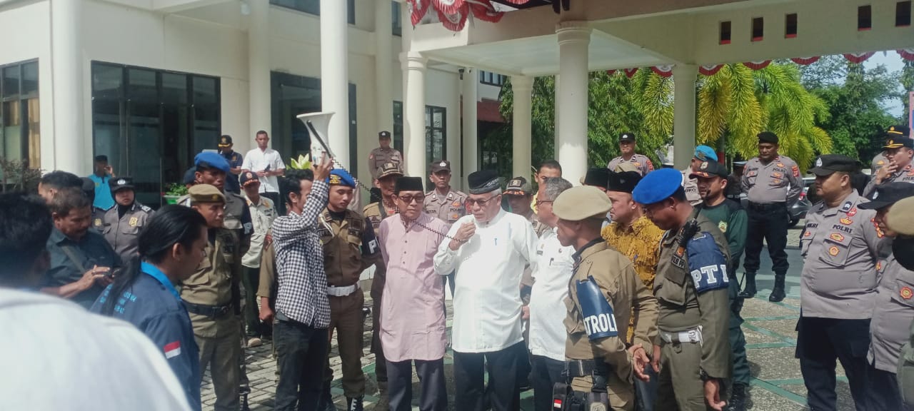 Mahasiswa Berunjuk Rasa di Kantor Bupati Aceh Barat