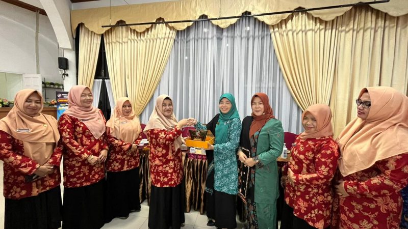 Kenalkan Kerajinan Lima Puluh Kota, Nevi Safaruddin dan Fat Widya Terima Kunjungan DWP Kabupaten Bener Meriah