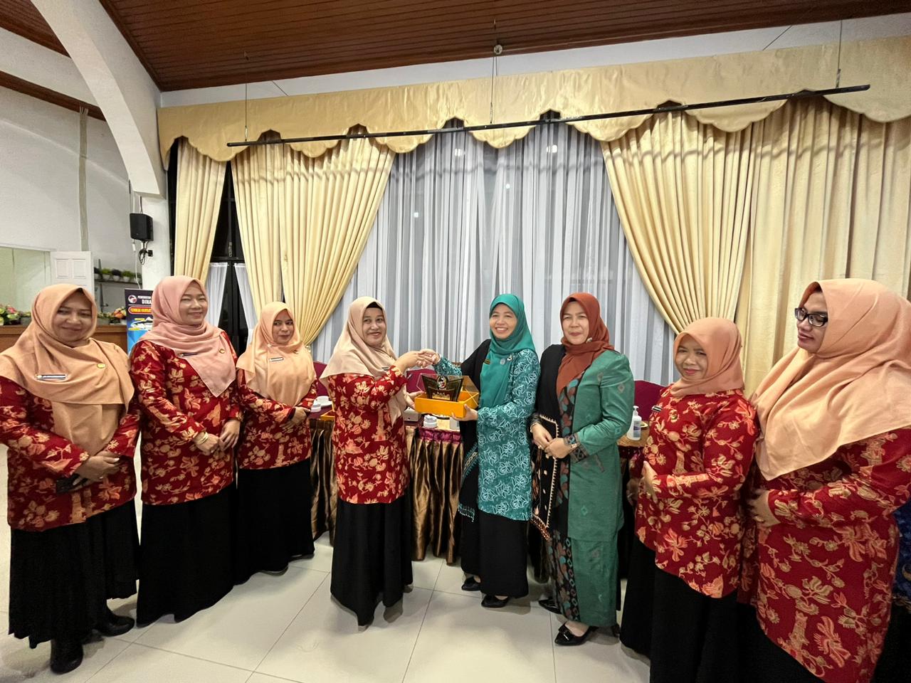 Kenalkan Kerajinan Lima Puluh Kota, Nevi Safaruddin dan Fat Widya Terima Kunjungan DWP Kabupaten Bener Meriah
