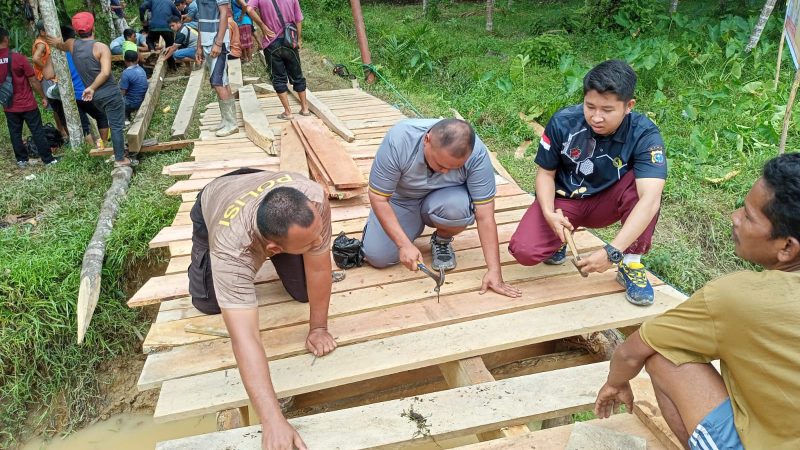 Saat Ini Sudah Bisa di Lalui, Polsek Batang Gansal Inhu Riau Bersama Warga Dua Desa Bangun Jembatan