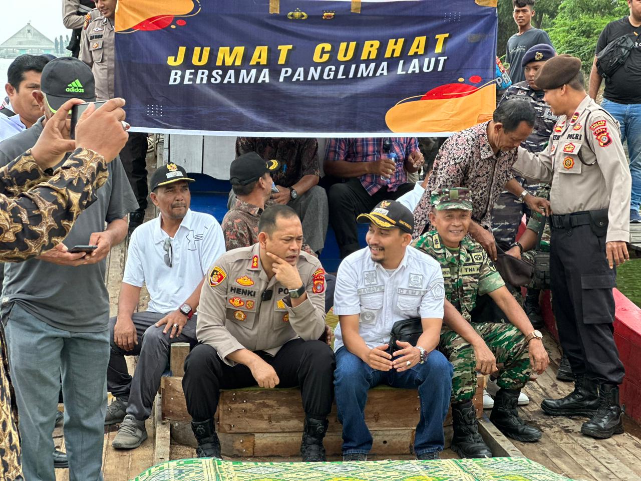 Jumat Curhat, Kapolres Lhokseumawe Dengarkan Keluhan Panglima Laot dan Nelayan di Tengah Laut