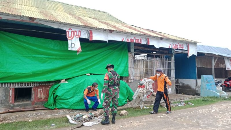 Pemdes Bari Dan PKM Bari Gelar Aksi Bersih Sampah dan Penaburan Obat ABT Di Pasar