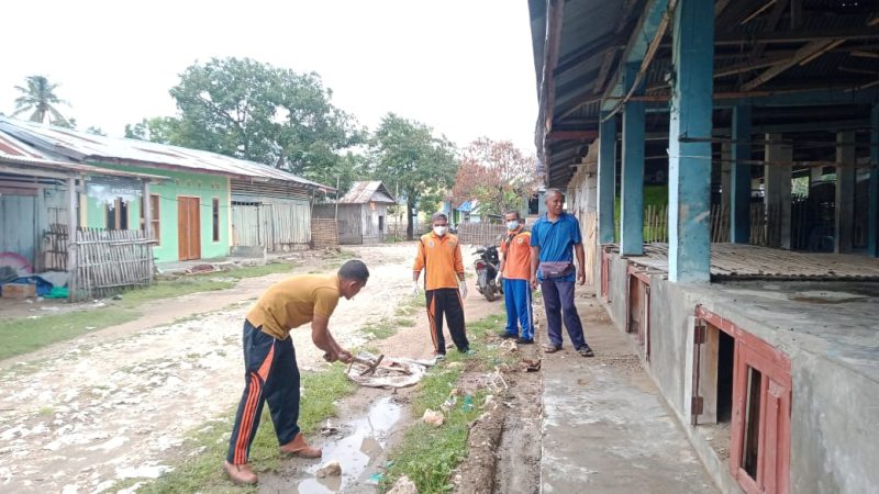 Pemdes Bari Dan PKM Bari Gelar Aksi Bersih Sampah dan Penaburan Obat ABT Di Pasar