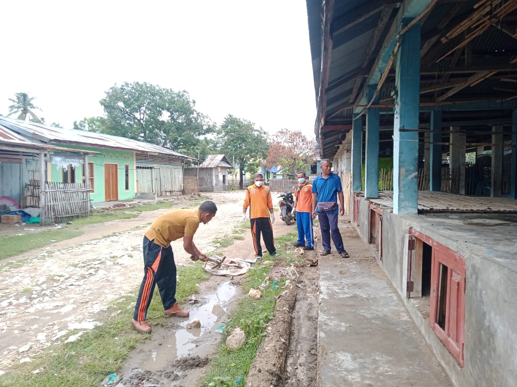 Pemdes Bari Dan PKM Bari Gelar Aksi Bersih Sampah dan Penaburan Obat ABT Di Pasar