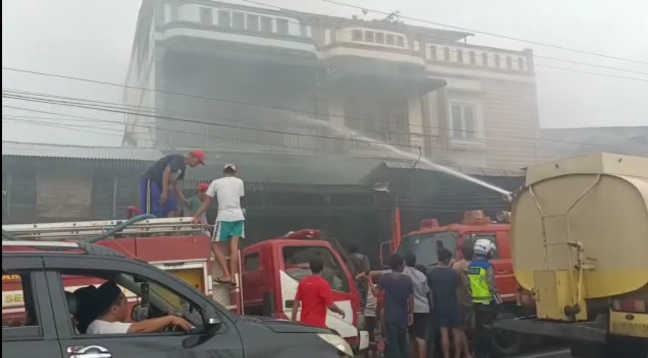 Satu Unit Ruko di Simpang Tanah Raja Terbakar, 2 Orang Mengalami Luka Bakar