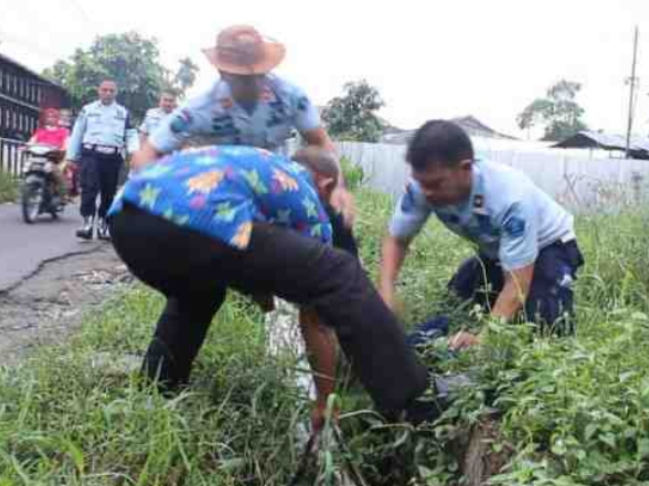 Rutan 1 Medan Gotong-royong Bersama Masyarakat Bersihkan Gorong-gorong