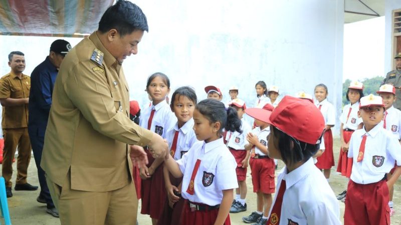 Bupati Samosir Berkantor di Desa Rinabolak, Lanjutkan Program Bunga Desa