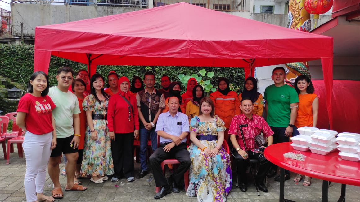Wong Chun Sen Bersama Pengurus  Vihara Boshisattyya Maitreya Berbagi Rezeki kepada Warga Kurang Mampu dan Penyapu Jalan 
