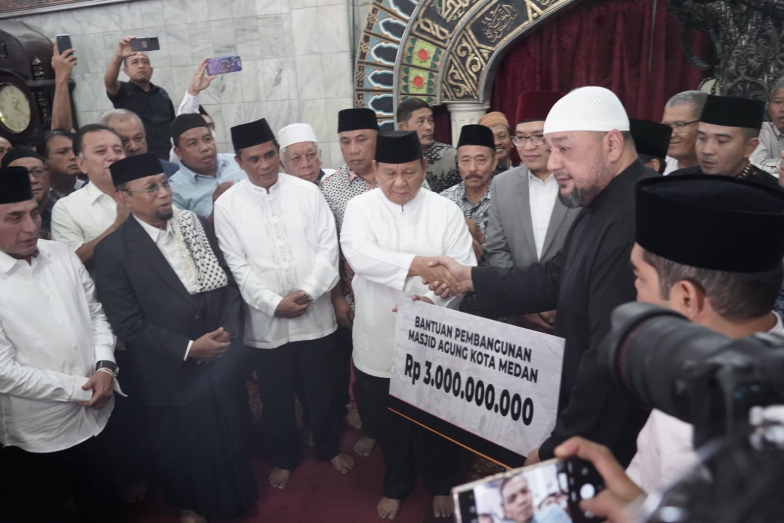 Prabowo Subianto Bantu Rp3 Miliar untuk Pembangunan Masjid Agung