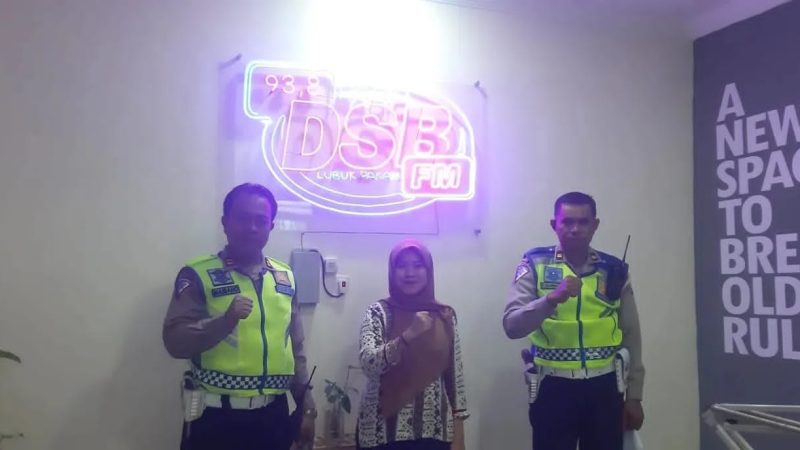 Personil Sat Lantas Polresta Deli Serdang Himbau Warga Taat Berlalu Lintas Lewat Saluran Radio
