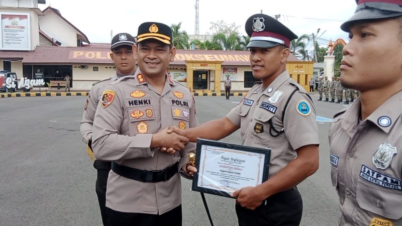 Kapolres Lhokseumawe Serahkan Penghargaan Kepada Tiga Satpam Terbaik