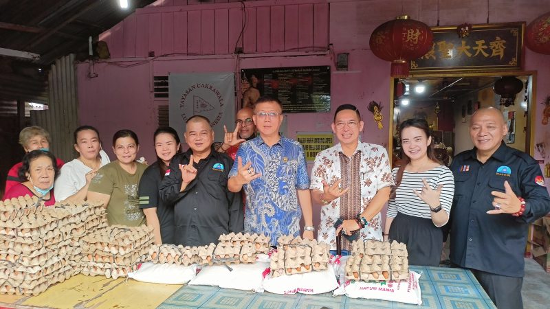 Menyambut Tahun Baru Imlek, Walubi Sumut Bekerjasama Dengan Yayasan Cakrawala Luhur Indonesia, Pimpinan DPRD Kota Medan dan Vihara Thai Seng Hut Co Bagi Sembako