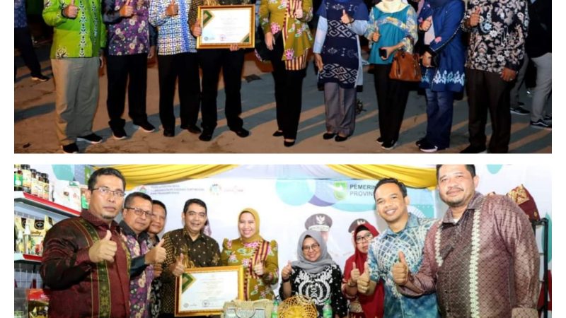 Bupati Inhu Rezita Meylani Yopi Tinjau Stand Dalam Memperingati Hari BumdesTahun 2023 Propinsi Riau