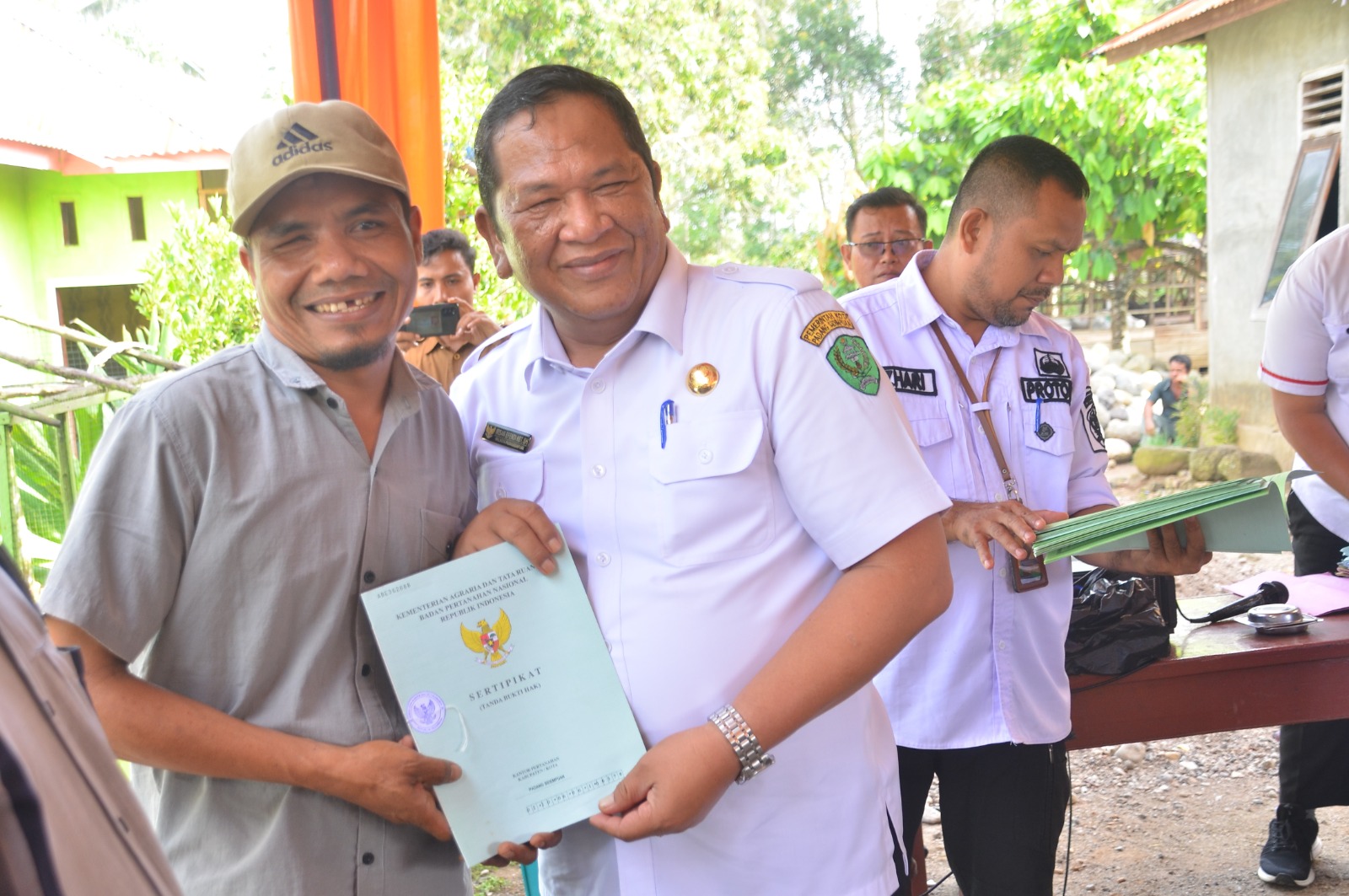 Irsan Efendi Nst Berikan Sertifikat Tanah Sistematis Lengkap Kepada Warga