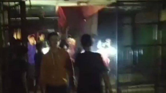 20 Unit mobil Damkar dan 78 Personel Diturunkan untuk Memadamkan Api Saat Kebakaran di lantai 2 Pasar Terong